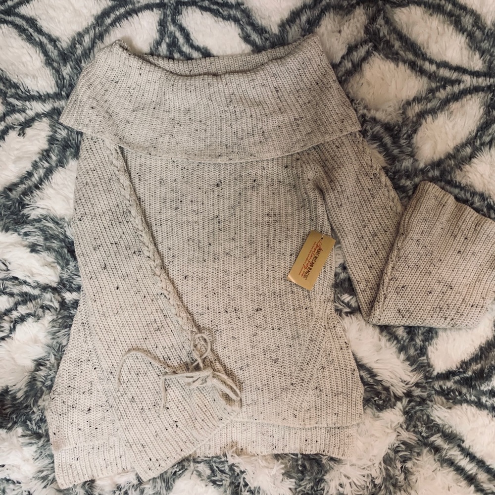 Off the shoulder off-white sweater.